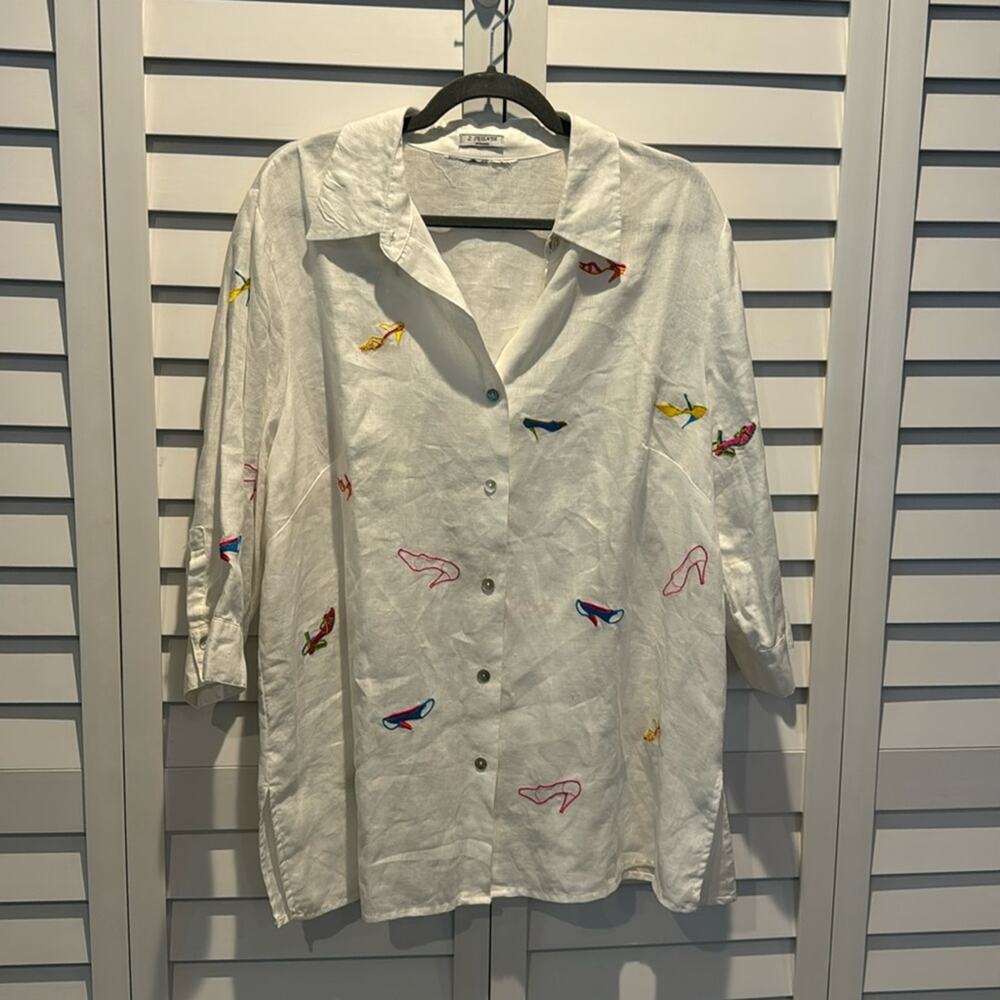 2 Friends Woman NWOT Linen button down blouse with embroidered Shoes all over.